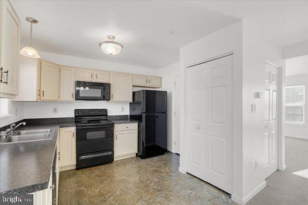 Building Photo - 655 Fisher Dr