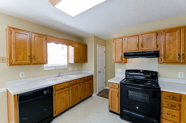 Building Photo - Spacious 3 Bed/3 Bath, 2 Car Garage, Renta...