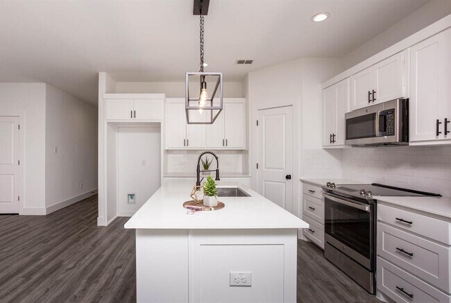 Building Photo - 5104 Farnsworth Ave