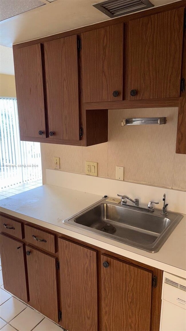 Foto del edificio - 5600 NW 22nd Ct