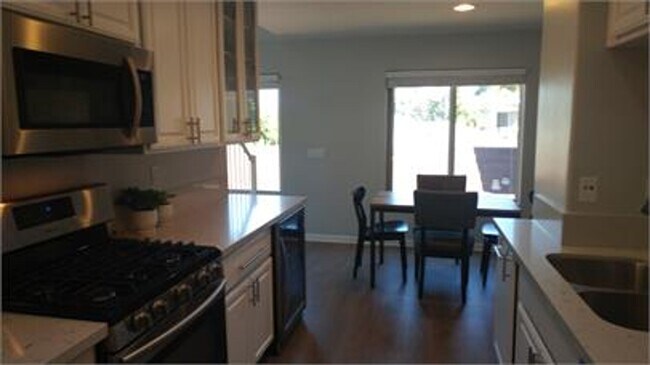 Foto del edificio - Beautiful 2 bedroom, 2 bath town house wit...