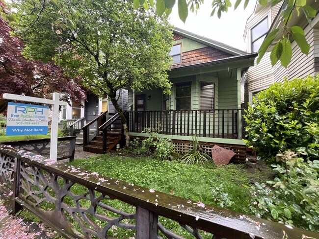 Foto del edificio - Large NW Portland Home Near Shops & Restaurants with Finished Basement & Bay Windows