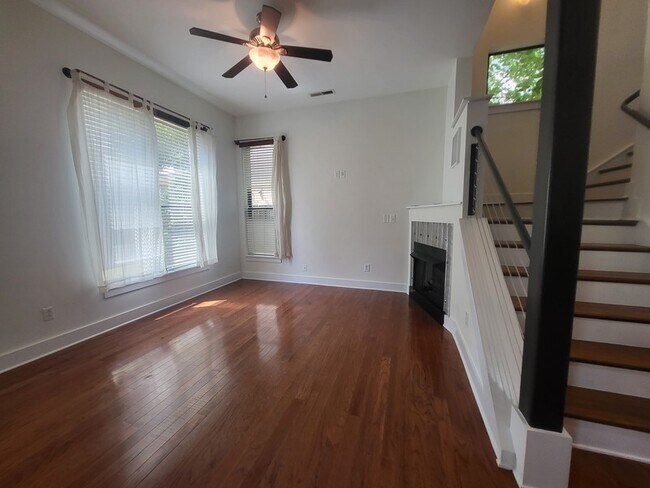 Foto del edificio - 904 Warren Burgess Ln