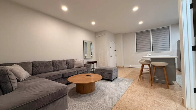 Foto del edificio - "Charming 1-Bedroom Furnished Apartment with Hardwood Floors in Queens – 750 Sq Ft of Comfort!"