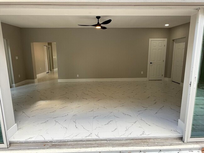 Foto del edificio - 507 SW N Riverpoint Dr