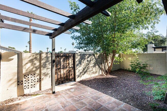 Building Photo - Mesa Townhouse