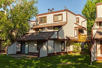 Building Photo - Queen's Park Townhomes