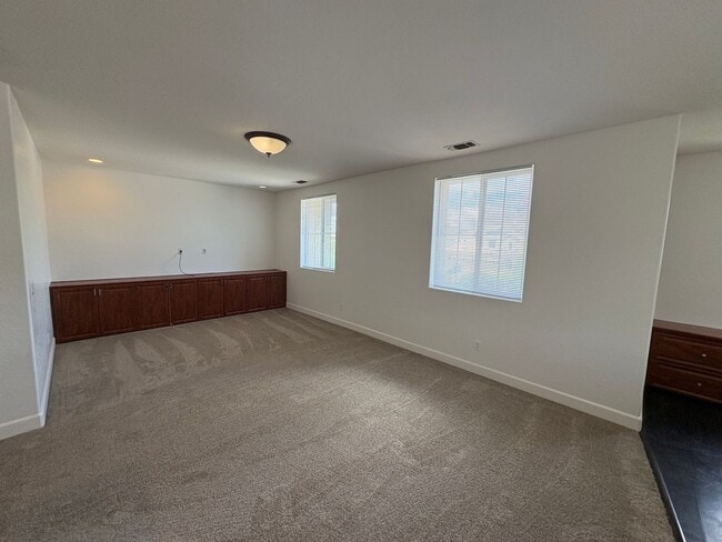 Building Photo - NW Visalia home available now!