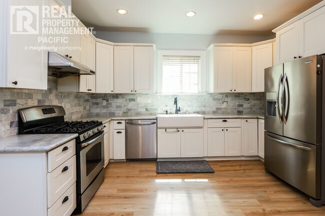 Bright & Spacious Oakland Home with Backya... - Bright & Spacious Oakland Home with Backya...
