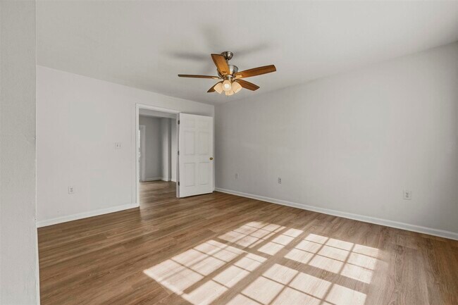 Foto del edificio - 1225 N Lee Dr