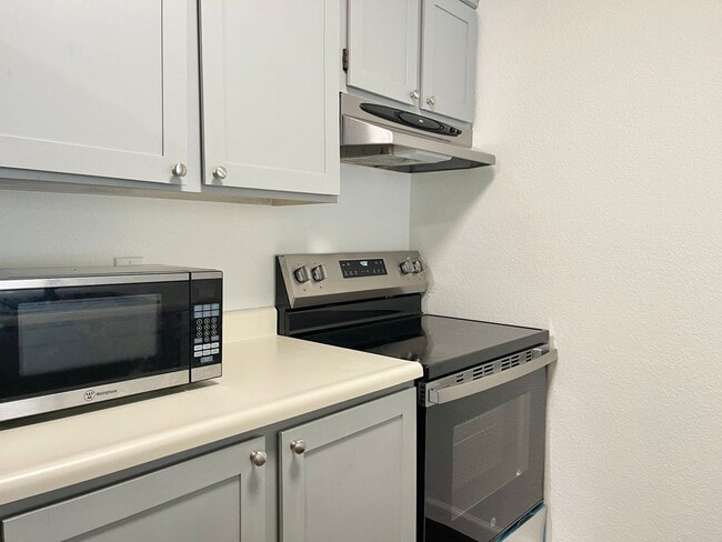 Building Photo - Maple Leaf 1 Bedroom Apartment Now Ready!