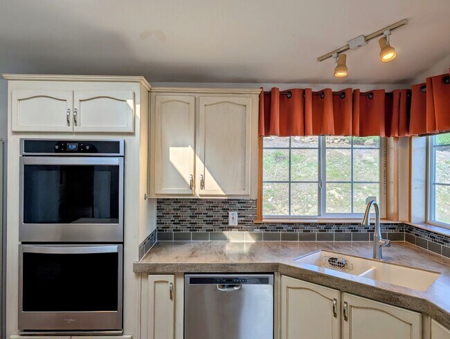 Foto del edificio - Beautiful 4-Bed, 2.5-Bath Home with Fenced Yard in Sunnyslope!