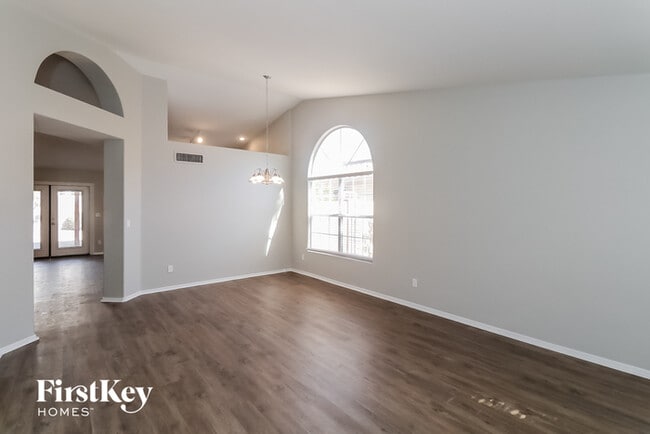 Building Photo - 1214 E Grovers Ave