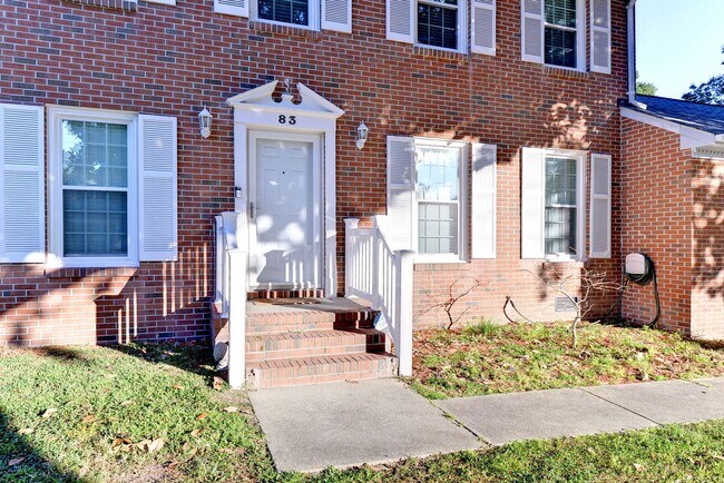 Foto del edificio - Updated, Spacious, Large Backyard in Newpo...
