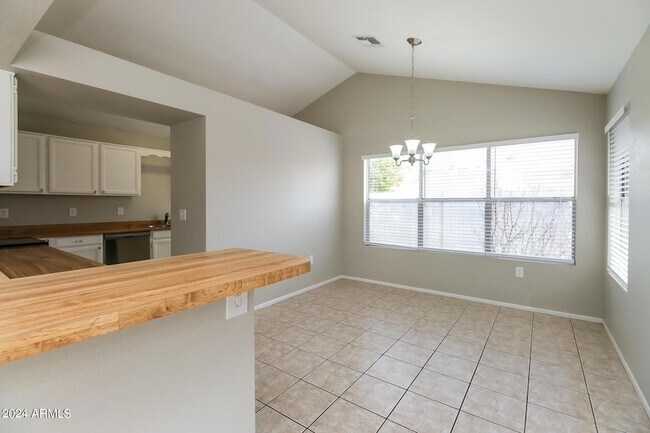 Building Photo - 1134 W Estrella Dr