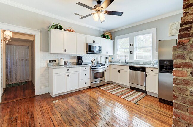 Building Photo - Gorgeous 1920 Bungalow for Rent! Furnished...