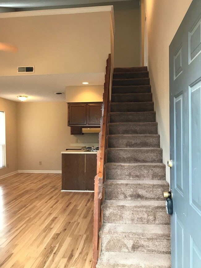 Foto del edificio - Quiet 2 story condo super close to the beach!