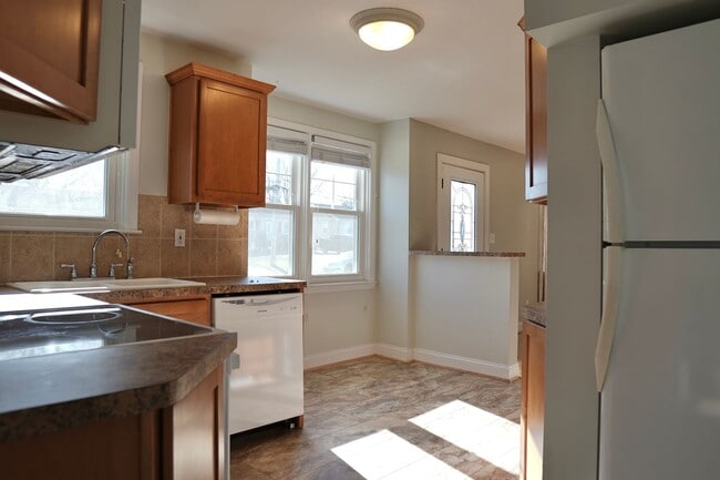 Building Photo - Lovely 3 BR/1 BA Single-Family Home in Eas...
