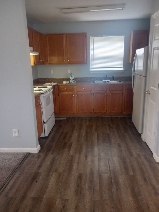 Building Photo - Spacious 3-bedroom Brick House