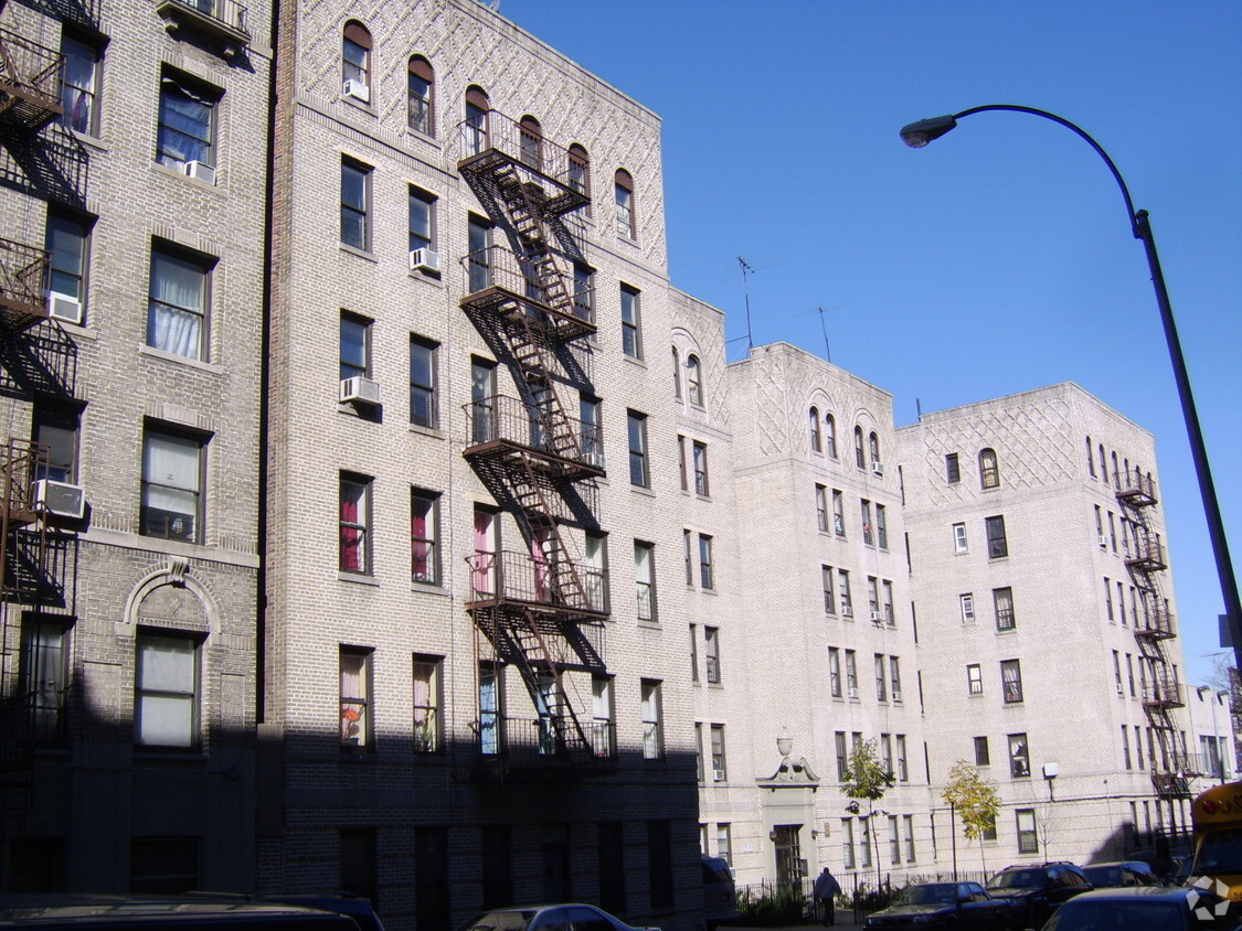 Building Photo - Creston Manor
