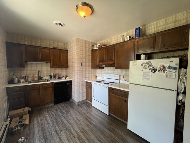 Building Photo - 2BR Carriage House Behind 200 Maple Ave – ...