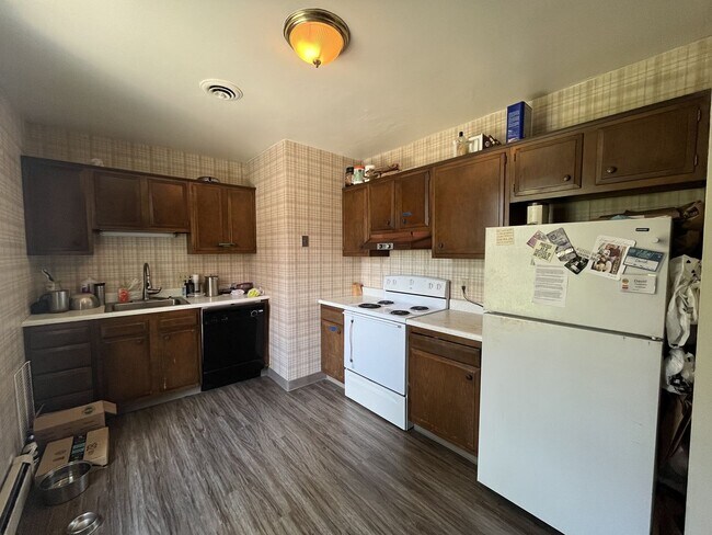 Foto del edificio - 2BR Carriage House Behind 200 Maple Ave – Water, Sewer & Trash Included!