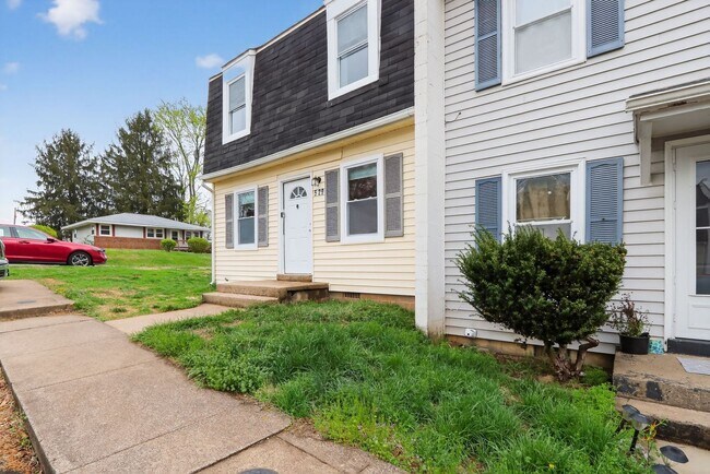 Building Photo - 3 Bedroom End Unit Townhouse in Culpeper