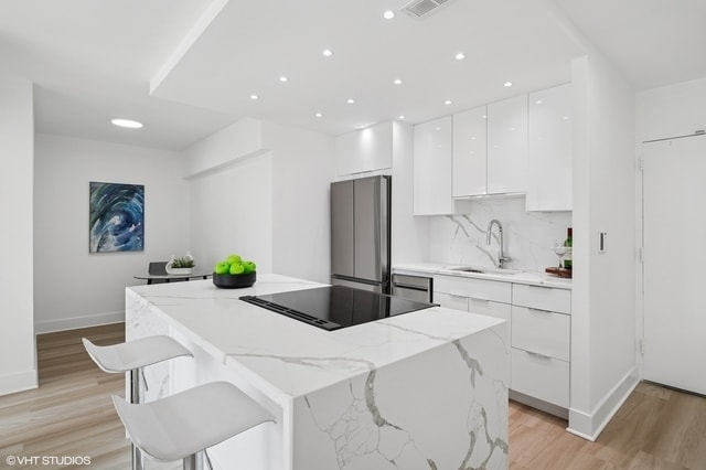 Building Photo - 1255 N Sandburg Terrace