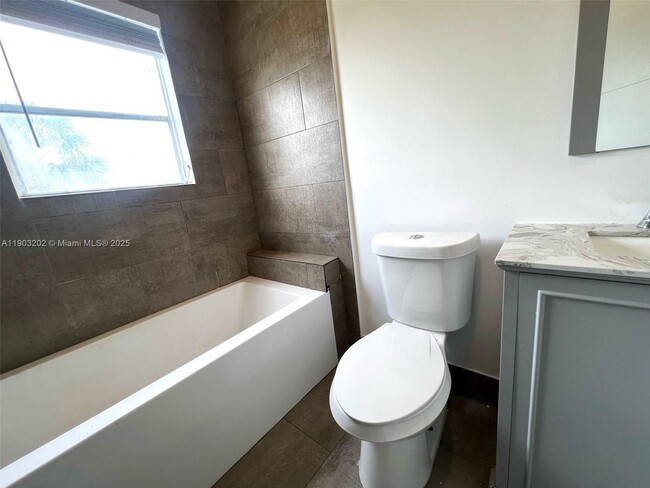 Foto del edificio - 3703 SW 1st St