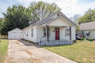 Building Photo - 1407 W 6th St