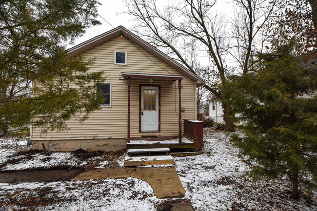 Building Photo - 301 Anderson Ave