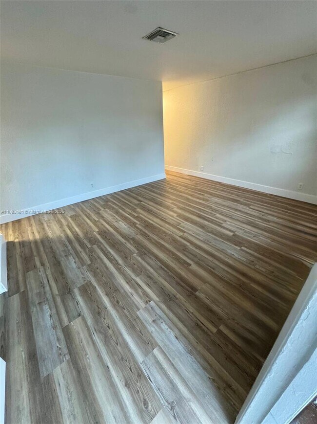 Foto del edificio - 7830 SW 10th St