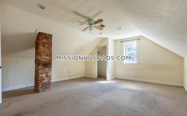 Building Photo - 61 Hillside St