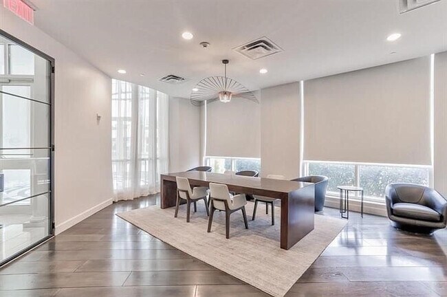 Foto del edificio - 325 East Paces Ferry Rd NE