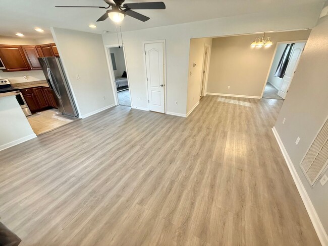 Foto del edificio - **4bed near MIL base- GRANITE/STAINLESS STEEL Appliances~ Roomates welcome!