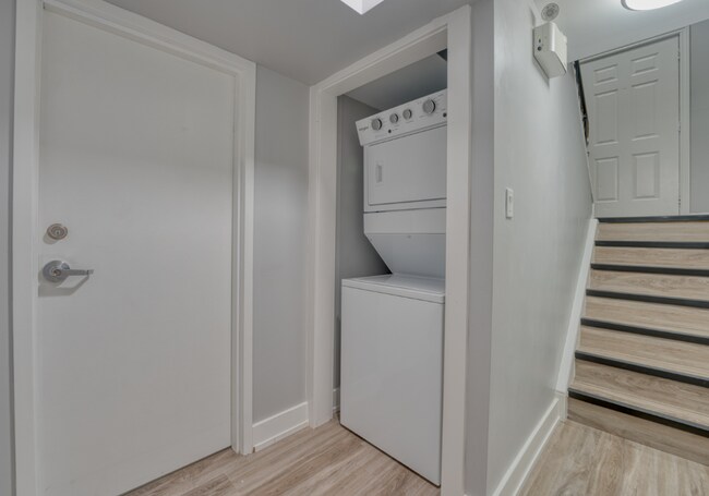 Building Photo - 2 Bed / 1 Bath Basement Unit – $2,175/mont...
