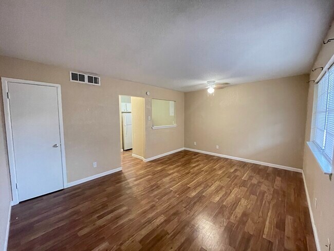 Foto del edificio - 327 E Locust St