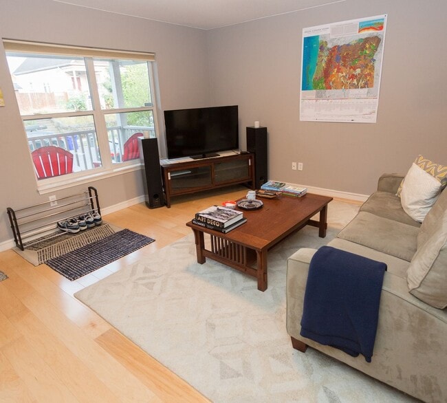 Foto del edificio - Single family, 3 bedroom, 1.5 bath home ju...
