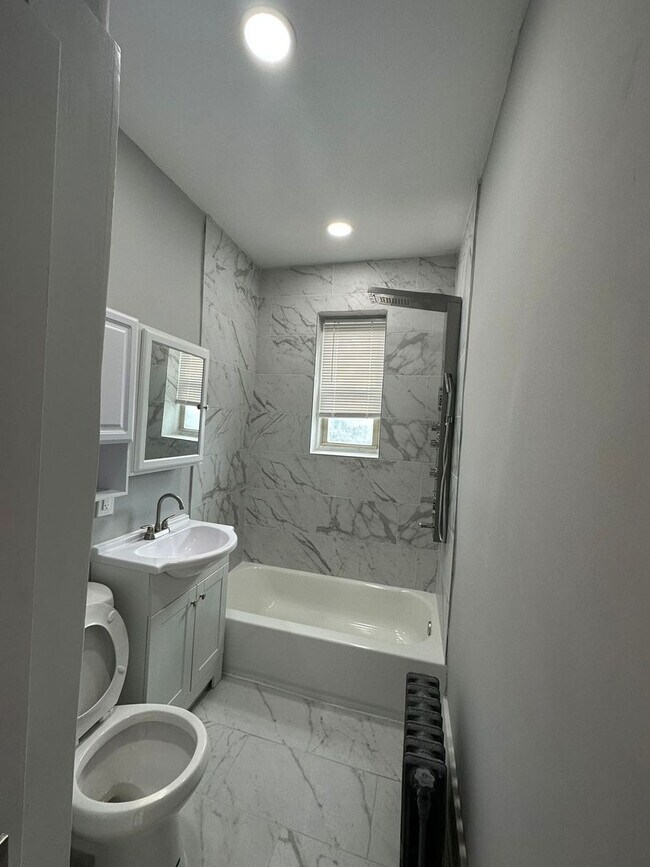 Foto del edificio - Fresh and Bright Apartment Ready for Tennants