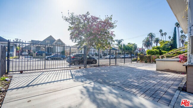 Foto del edificio - 2207 1/2 Cambridge St