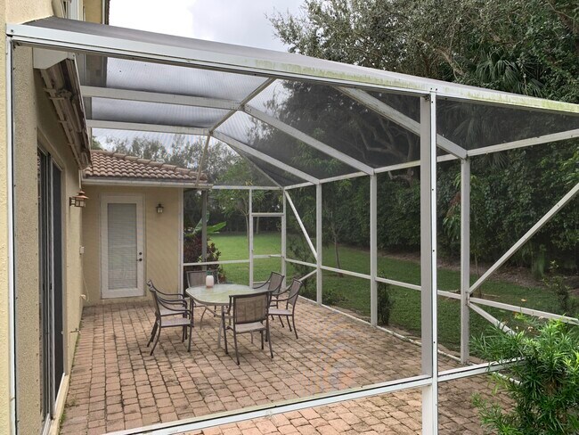 Foto del edificio - 9280 Silver Glen Way