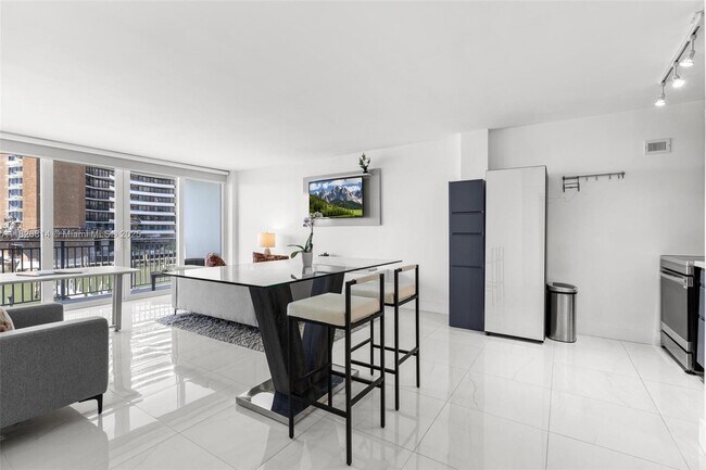 Foto del edificio - 770 NE 69th St