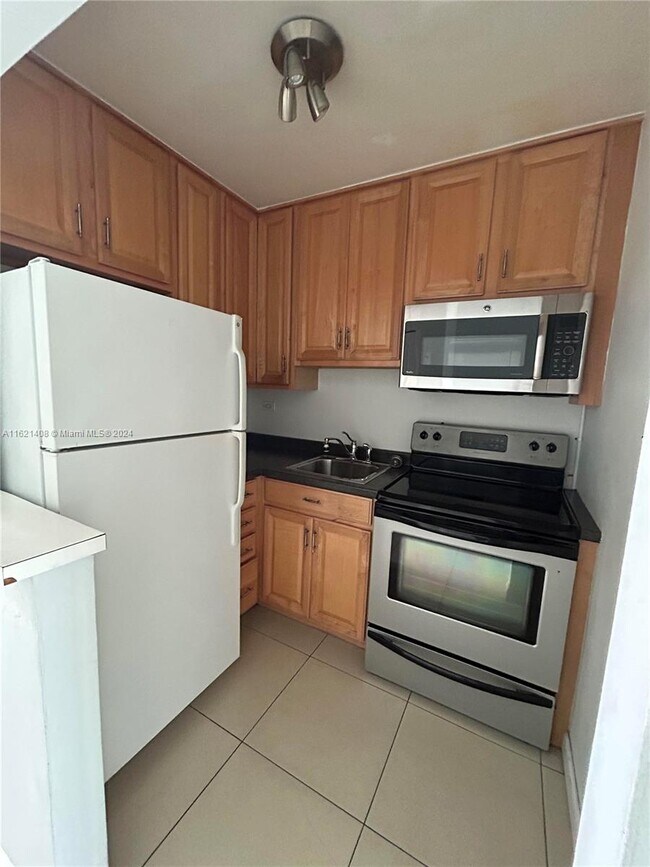 Foto del edificio - 7904 West Dr