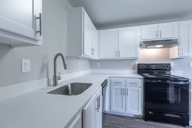 Building Photo - Bottom Floor One Bedroom! Washer and Dryer Hookups! $1000 Your First Full Month!