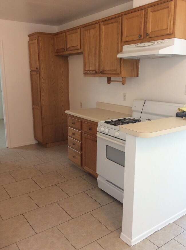 Building Photo - Spacious 3 bedroom with den and large cove...