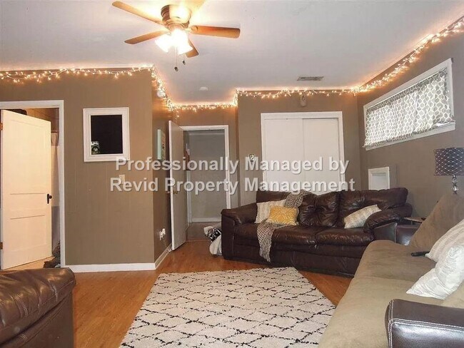 Building Photo - Large 4 Bedroom Home near U of M!! (yard c...