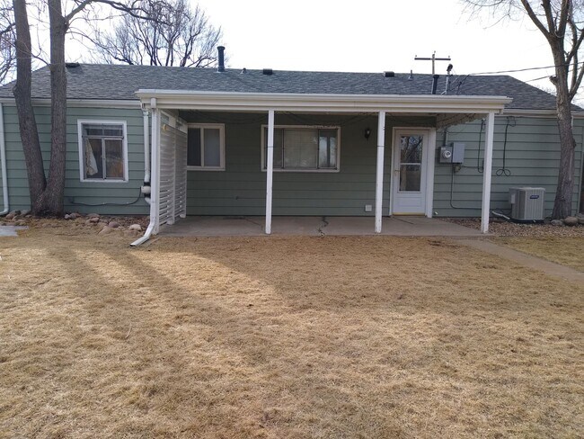 Foto del edificio - University Hills  Adorable 2 Bed 1 Bath Home with HUGE Fenced Yard, Central Air/Heat, Garage and ...