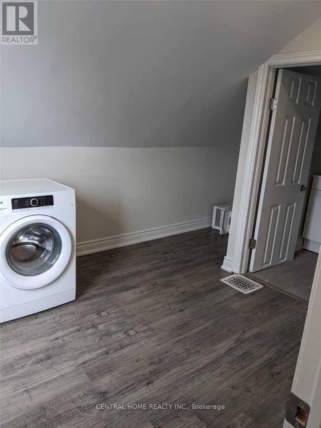 Building Photo - 714 Lansdowne Ave