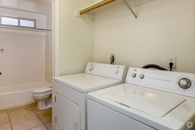 4BR, 2BA - 1,450SF - Redwood Glen Apartments