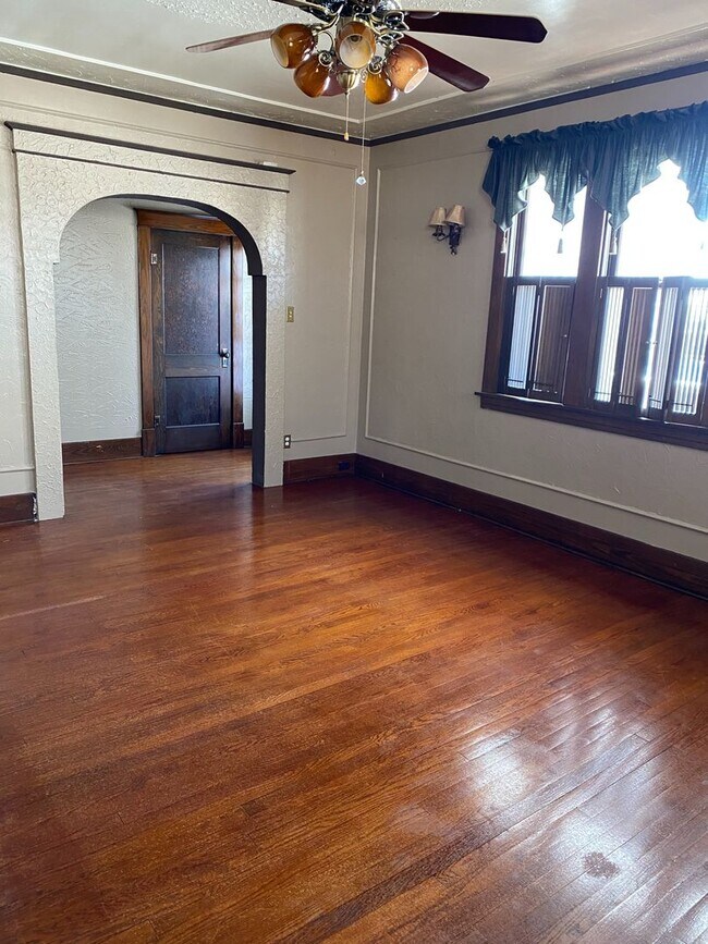 Foto del edificio - 818 E 5th St